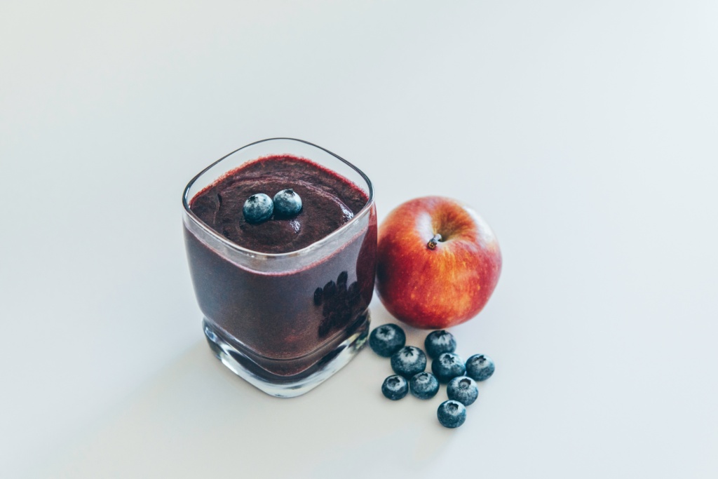 Smoothie made with apples and blueberries for a detox and cleansing diet.